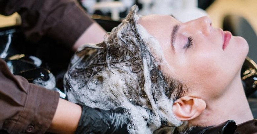 TOP-10. Najpopularniejsze salony fryzjerskie. Zobacz, których fryzjerów polecają bełchatowianie ZDJĘCIA