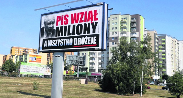Plakaty z wizerunkiem Jarosława Kaczyńskiego i hasłami wskazującymi na negatywne rządy PiS można znaleźć w wielu miejscach w Szczecinie, m.in. na Gumieńcach czy Pogodnie