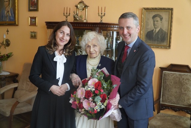 Pani Helena bardzo dobrze posługuje się językiem niemieckim, włoskim, czeskim oraz rosyjskim.