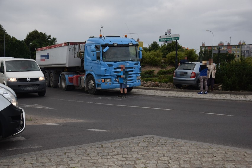 Zderzenie osobówki z ciężarówką w Szczecinku. Utrudnienia na rondzie [zdjęcia]