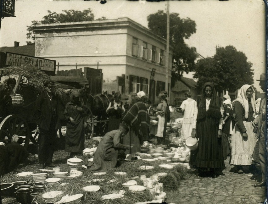 Sprzedaż wyrobów ceramicznych na ulicy Targowej (przed 1918 r.)