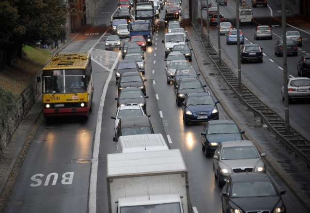 Buspasy Warszawa. Jakub Stefaniak przedstawił swoją najnowszą propozycję dla Warszawy. Kandydat na prezydenta stolicy obiecał, że w przypadku zwycięstwa udostępni buspasy rodzinom z dziećmi.