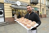 W Pączkarni Tradycyjnej "Dobrze Nadziane" w Kielcach już są kolejki. Każdy chce kupić pyszne pączki