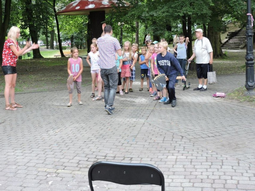 Tak dzieci bawiły się w parku miejskim
