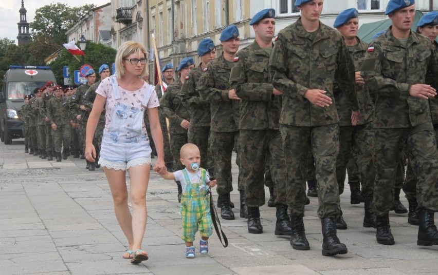 Kilkaset osób uczestniczyło w obchodach Święta Wojska...