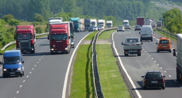 Droga krajowa na 1 będzie przebudowana na autostradę A1. Prace zaczną się dziś między Radomskiem i granicą województwa.

Od 26 marca zamknięta zostanie wschodnia jezdnia drogi krajowej nr 1 od Radomska do granicy województw łódzkiego i śląskiego. To początek przebudowy tej drogi do standardu autostrady. Kolejny raz przesunięte zostało otwarcie ofert na budowę drogi S14 na odcinku Teofilów - Słowik. Politycy ponownie pytają o przedłużenie trasy S8 od Rzgowa do Tomaszowa Mazowieckiego.