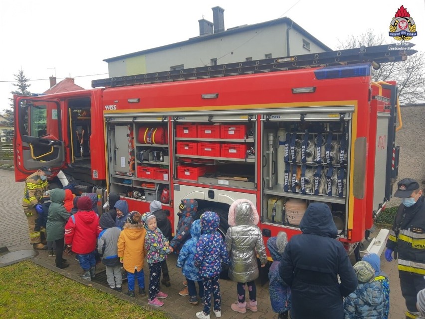 Po sprawnej ewakuacji, strażacy zaprosili przedszkolaków do...