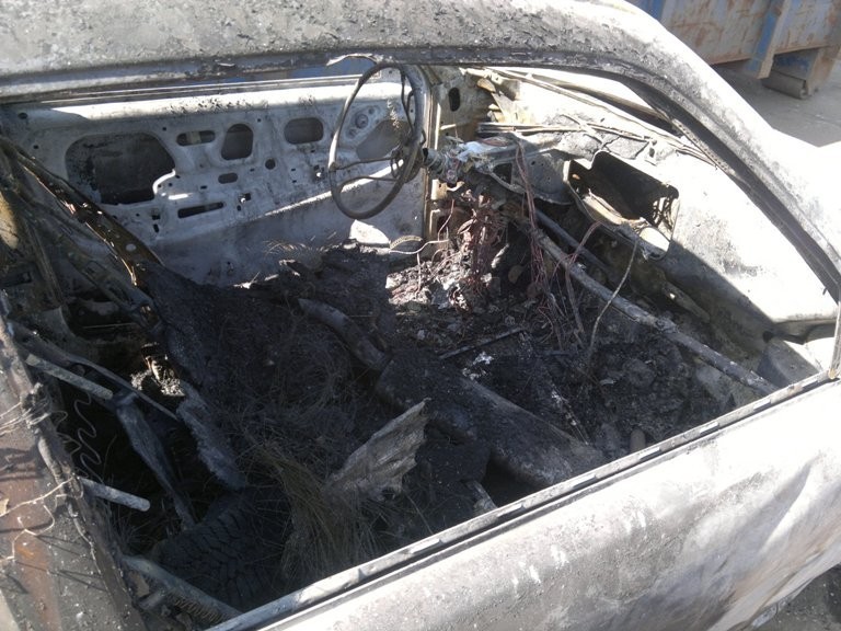 Spłonęło auto w Świerklanach [ZDJĘCIA]
