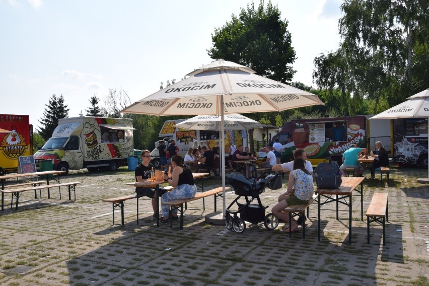 Zlot foodtrucków w Łasku. Jedzenie z samochodów do niedzieli ZDJĘCIA