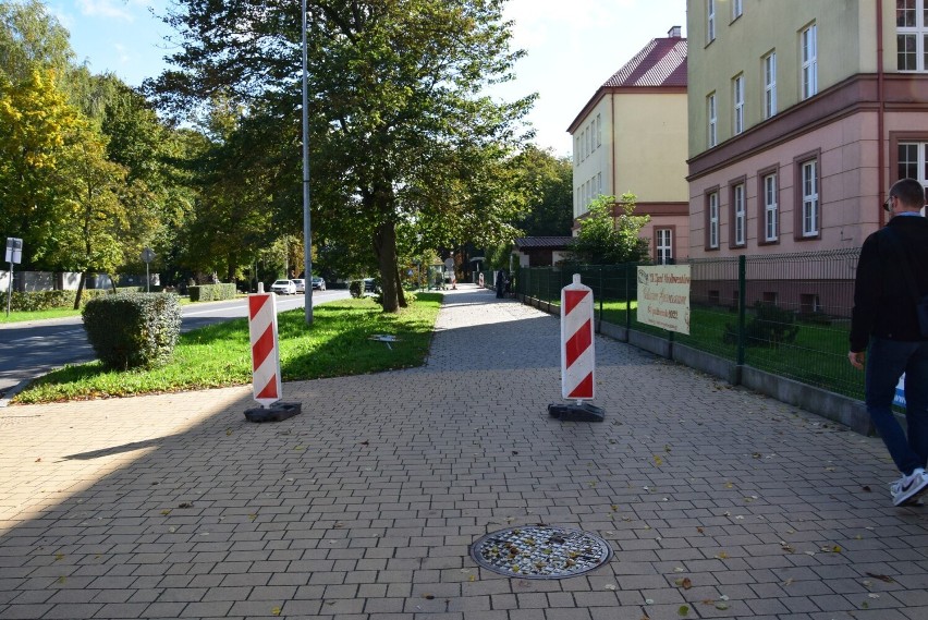 Uwaga! Utrudnienia na ulicy Mickiewicza w Sandomierzu. Część chodnika wyłączona z użytkowania. Co się stało? 