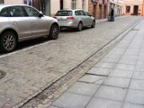 W centrum Bydgoszczy zapadają się płyty chodnikowe. Kto zawinił?