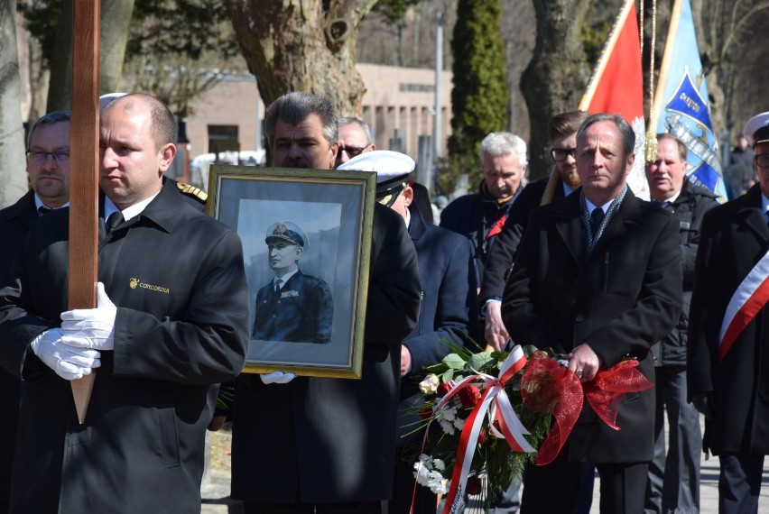 Gdynia pożegnała najstarszego admirała. Pogrzeb na Cmentarzu Witomińskim bez wojskowego ceremoniału [zdjęcia]