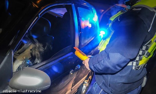 Policjant złapał nietrzeźwego kierowcę na terenie gminy Janowiec Wielkopolski.