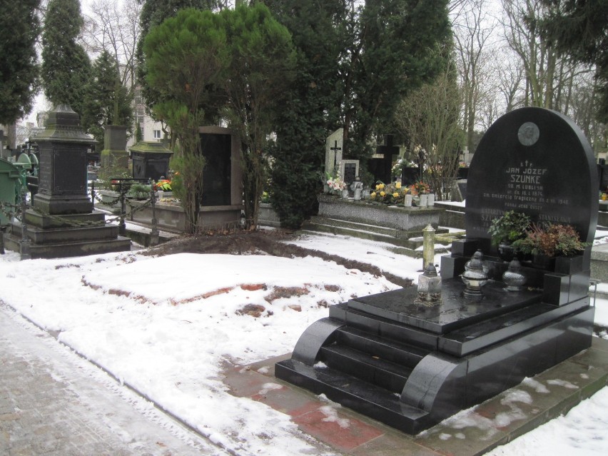 Cmentarz przy ul. Lipowej: Ratują jedyny w Polsce nagrobek ... asfaltowy 