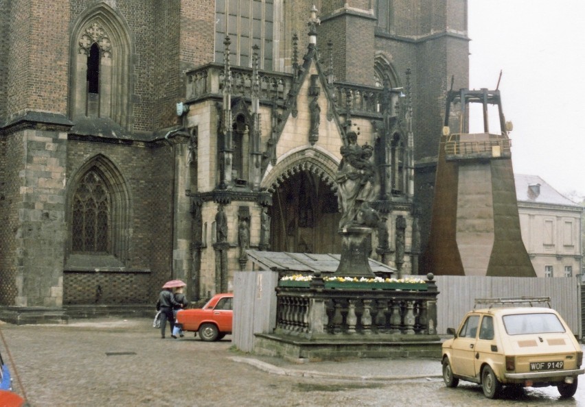 W 1991 roku zamontowane dziś na wieży katedry hełmy, były...