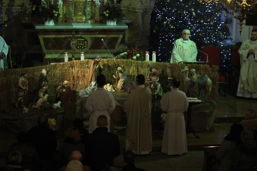Tłumy świętowały narodzenie Pana Jezusa - Pasterka w parafii św. Apostołów Piotra i Pawła