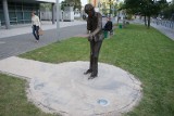 Poznań: Naprawiony pomnik Krzysztofa Komedy stanął w nowym miejscu [ZDJĘCIA]