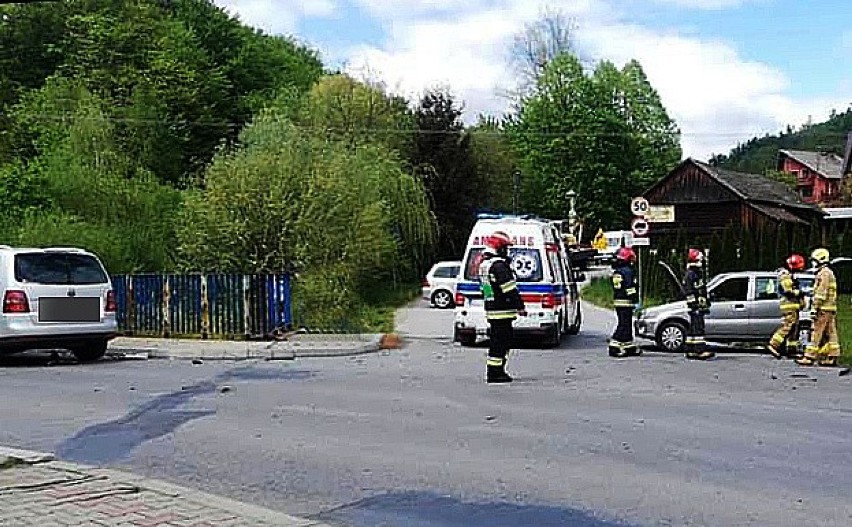 Kamionka Mała. Trzy osoby w szpitalu po zderzeniu trzech aut osobowych