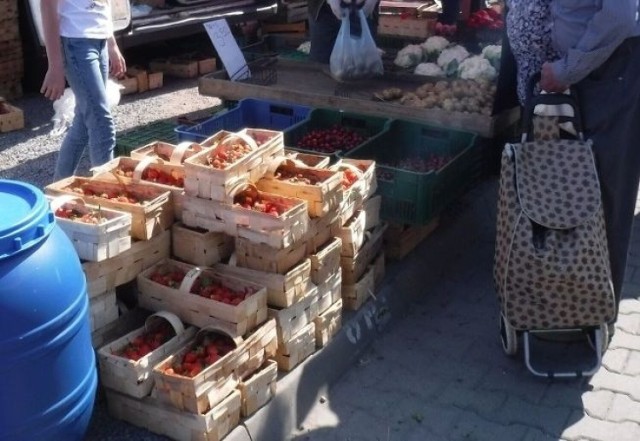 Sezon na truskawki dobiega końca. Na radomskim targowisku Korej jest coraz mniej truskawek. W czwartek 29 czerwca za łubiankę tych pysznych owoców trzeba była zapłacić od 13 do 17 złotych.

Zobaczcie zdjęcia na kolejnych slajdach.