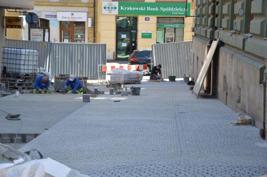 Bochnia. Rewitalizacja centrum, trwa układanie kostki na ulicach Wolnica i Mickiewicza [ZDJĘCIA]