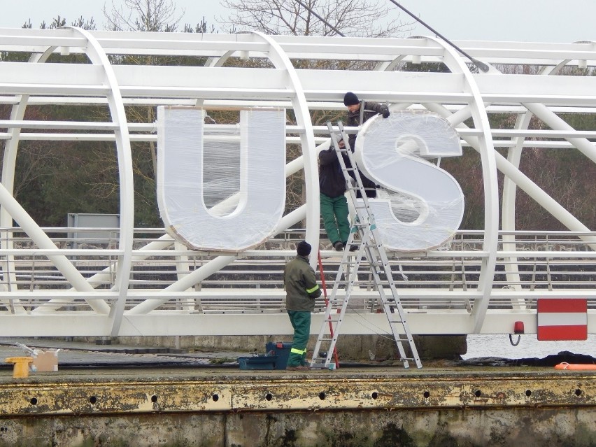 Instalacja napisu na kładce portowej w Ustce