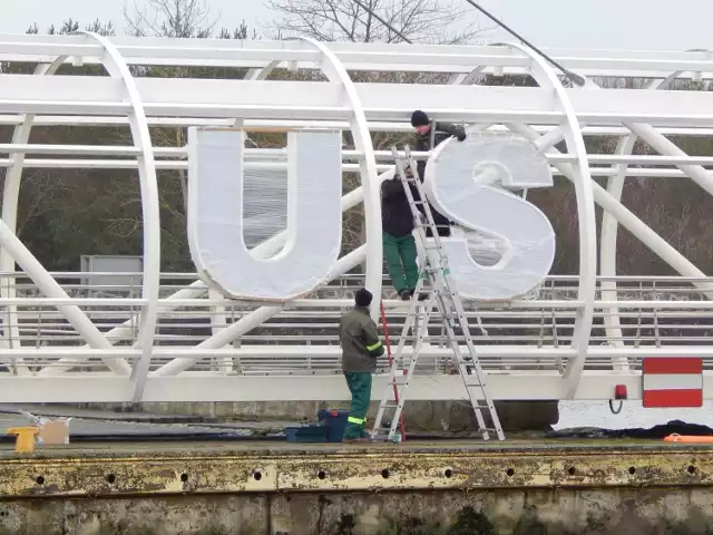 Instalacja napisu na kładce portowej w Ustce