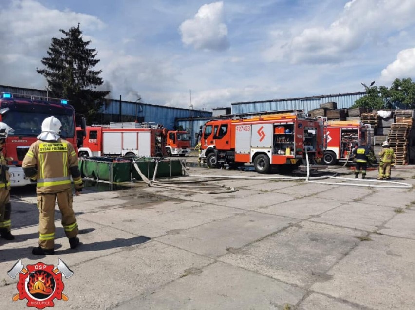 Czerniejewo. Pożar magazynu. Na miejsce liczne zastępy strażackie