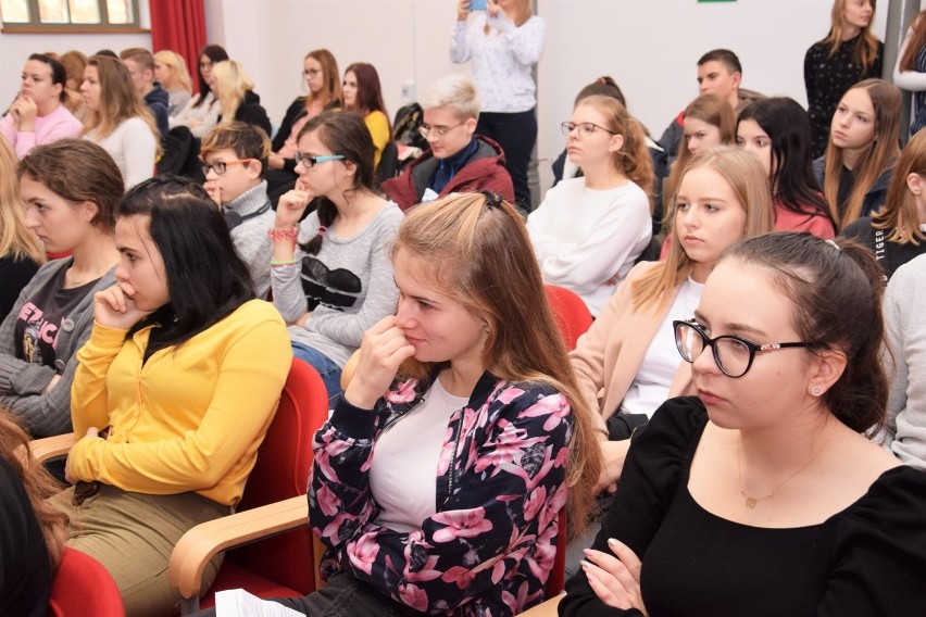 Nowy Dwór Gdański. Uczniowie wzięli udział w konferencji pt. "Turystyka - jak połączyć pracę z pasją?" [ZDJĘCIA]