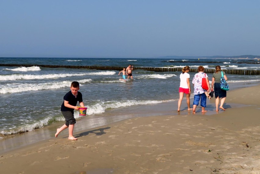 Letnia pogoda na plaży w Ustce. Tłumy turystów i...