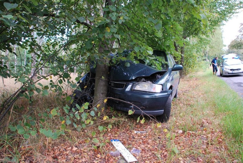 Wypadek w Tarnowski Górach przy Grzybowej. Uderzył w drzewo, pasażer w szpitalu