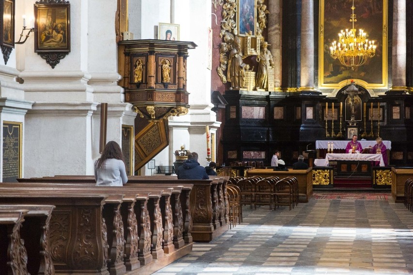 Koronawirus w Krakowie. Niedzielne msze święte w niemal pustych kościołach [ZDJĘCIA]