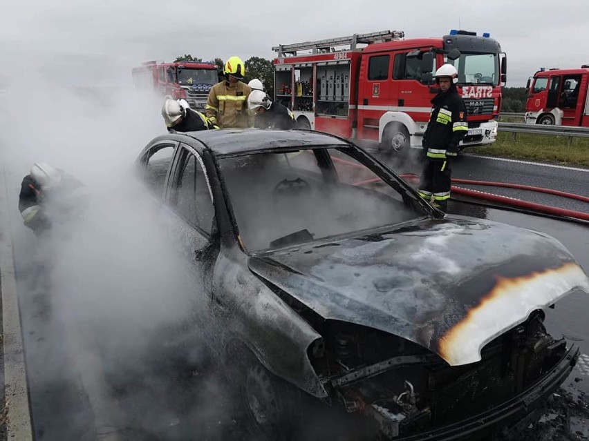 Na drodze S5 w sobotę 26 września kompletnie spłonął samochód osobowy