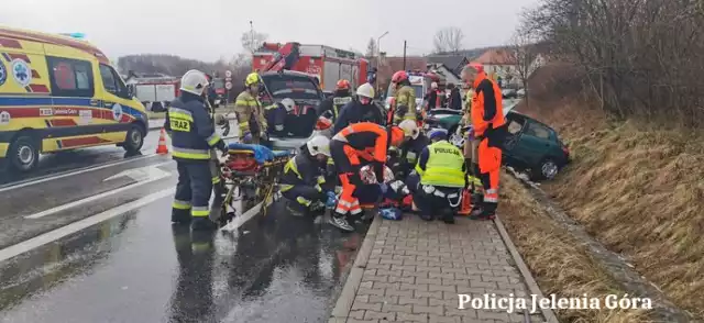 Dwa auta zderzyły się 19.02 2023 w Wojcieszycach. Ratownicy długo walczyli o życie 17-letniej pasażerki jednego z samochodów. Nie udało się jej uratować