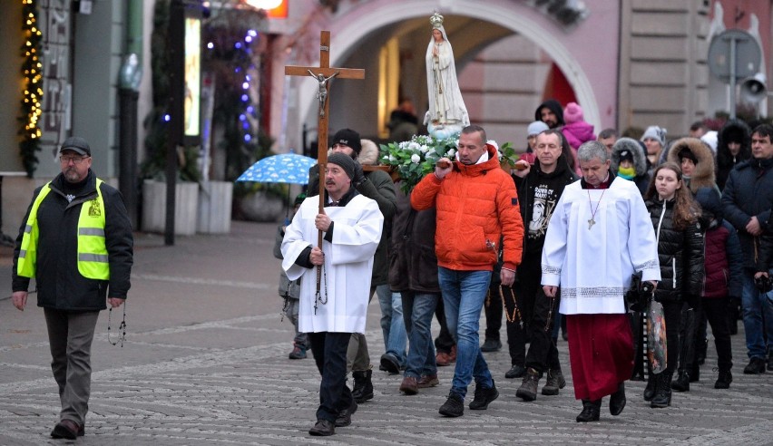 Pierwsza rodzinna procesja różańcowa ulicami Przemyśla [ZDJĘCIA]