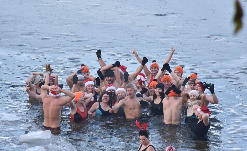 Malborskie Morsy wykąpały się w lodowatym Nogacie. Tak wyglądało "Wigilijne moczenie"