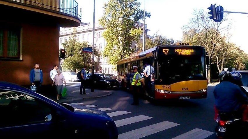 Zderzenie autobusu z samochodem osobowym na skrzyżowaniu Radwańska/Wólczańska w Łodzi 17.09.2015