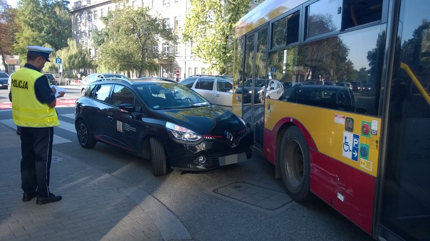 Zderzenie autobusu z samochodem osobowym na skrzyżowaniu Radwańska/Wólczańska w Łodzi 17.09.2015