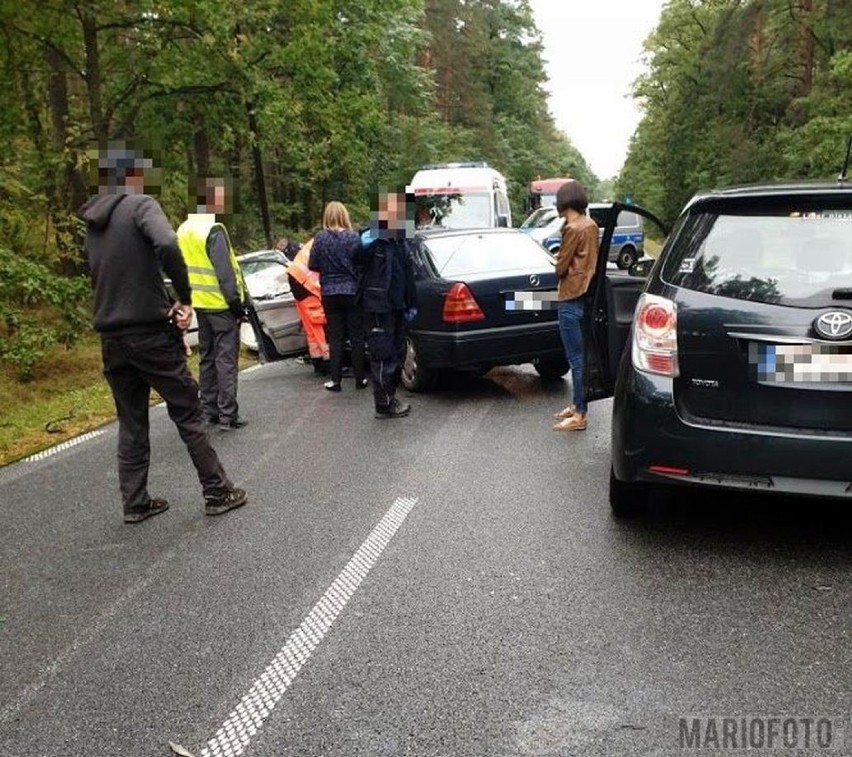 Zderzenie trzech samochodów w Krasiejowie. Ranne dwie osoby