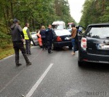 Zderzenie trzech samochodów w Krasiejowie. Ranne dwie osoby