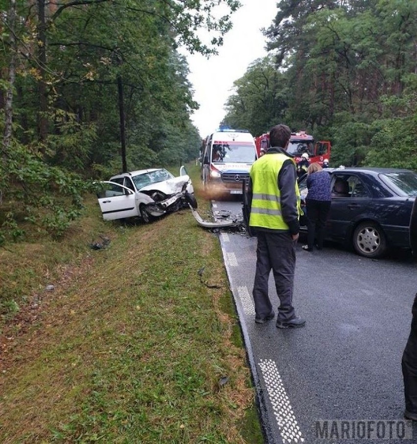 Zderzenie trzech samochodów w Krasiejowie. Ranne dwie osoby