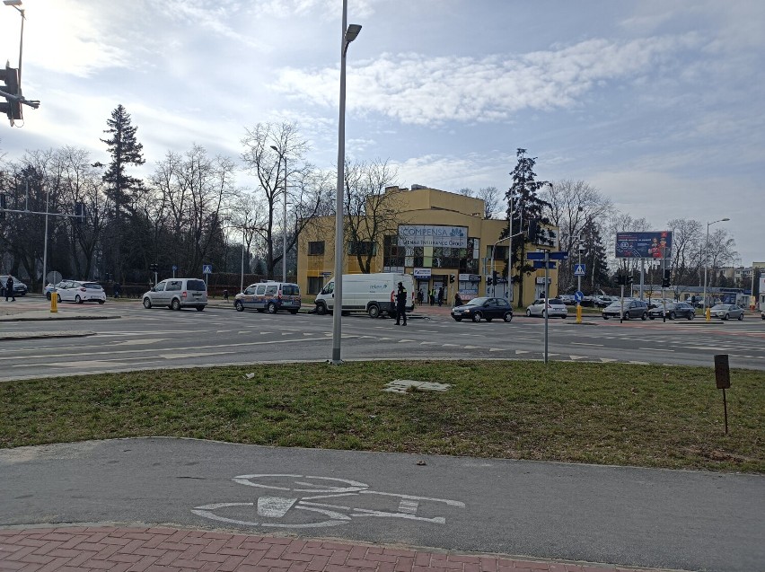 Stłuczka na skrzyżowaniu przy Łukasiewicza. Policja kieruje ruchem