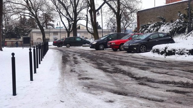 Pod katedrą we Włocławku liczba miejsc do parkowania się zmniejszyła, a sam parking łatwo się blokuje np. przez długie samochody-karawany