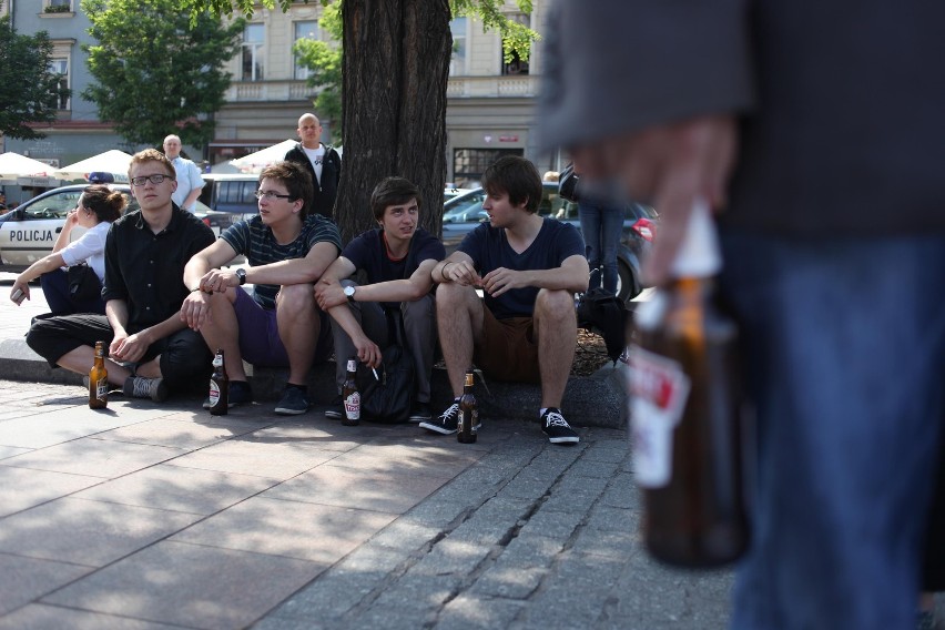 Kraków: protest przeciwko ograniczaniu wolności picia piwa [ZDJĘCIA]