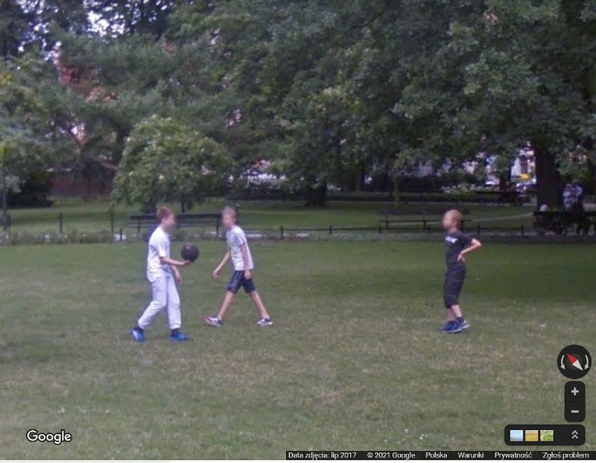 Przyłapani przez kamerę Google Street View w parkach w...
