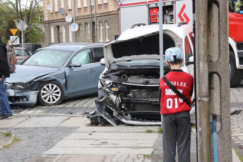 Wypadek na ulicy Nowy Świat w Legnicy, trzy osoby poszkodowane