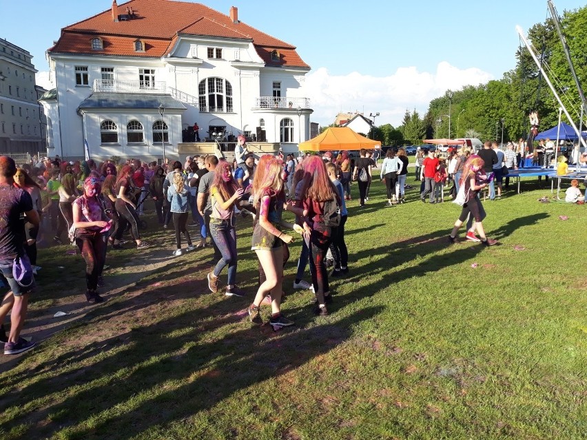 Festiwal kolorów był obok Młodzieżowego Domu Kultury w...