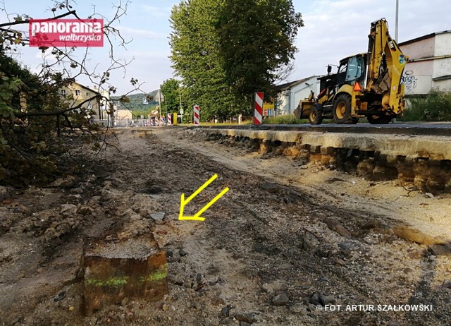 Pozostałości wyciętego słupa trakcji tramwajowej, odsłonięte przy ul. Chrobrego w trakcie budowy obwodnicy zachodniej Wałbrzycha