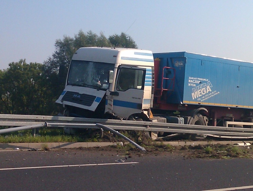 Ruda Śląska: Wypadek na DTŚ. Tir wjechał w barierki [ZDJĘCIA]