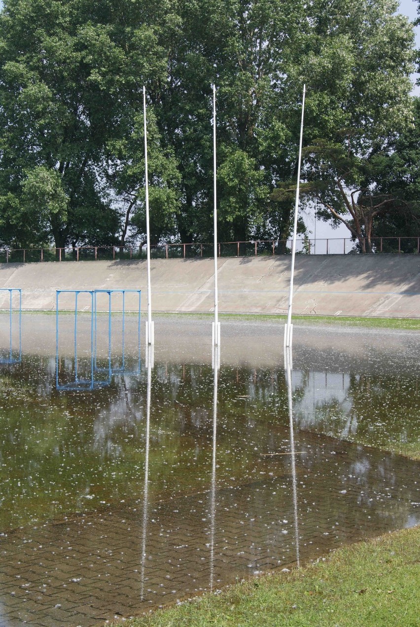 Kalisz: Stadion przy Wale Matejki pod wodą. Kolarze odwołali zawody. ZDJĘCIA