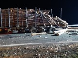 Na S8 w powiecie wieruszowskim zderzyły się ciężarówki. Jedna osoba ranna. Drewno zablokowało trasę FOTO 
